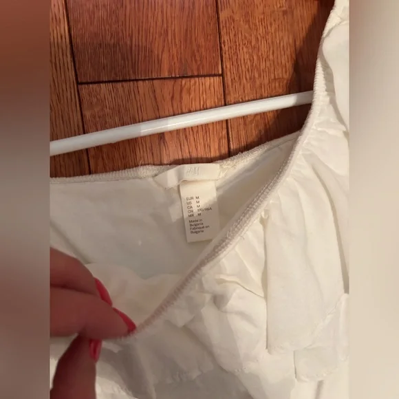 H&M White Off-the-Shoulder Ruffled Blouse - Picture 2 of 2